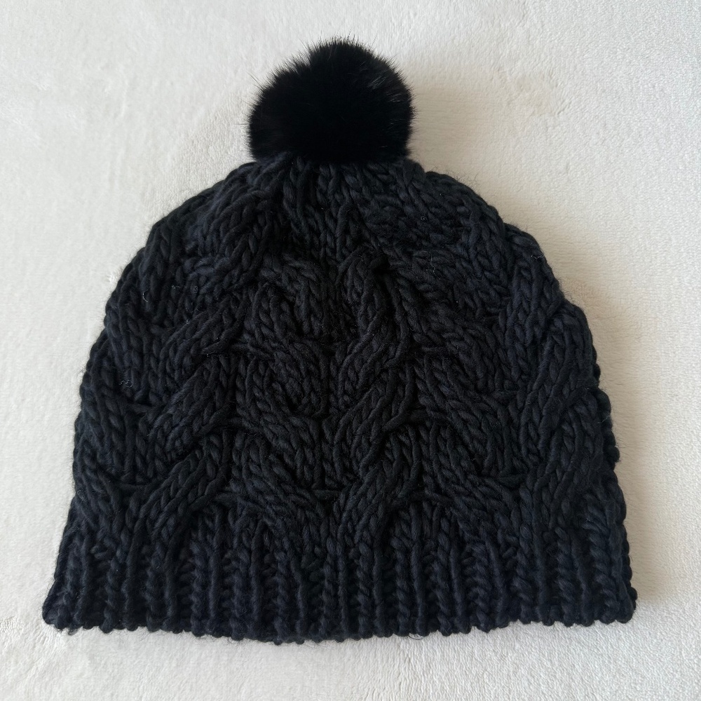 Surell hat with fur pompom